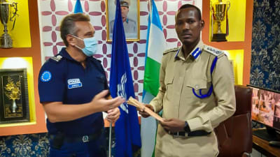 Jukka Otranen lahjoittaa suomalaisen puukon paikalliselle poliisipäällikölle Somaliassa