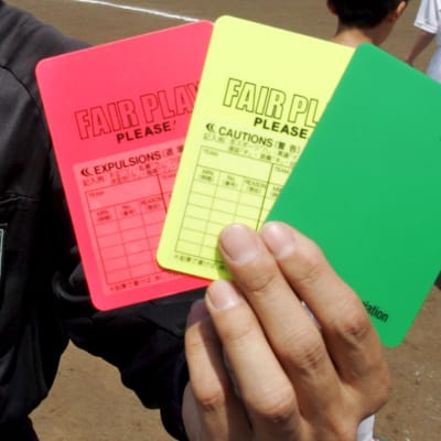 Domaren i Serie B är utrustad med tre kort, ett rött, ett gult och ett grönt.