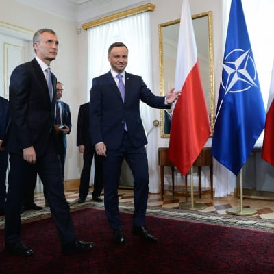 Kuvassa Naton pääsihteeri Jens Stoltenberg ja Puolan presidentti Andrzej Duda, jotka tapasivat ennen perjantaina alkavaa Naton huippukokousta. 