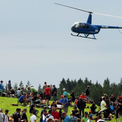 Helikopteri nousee yleisön yli MM-rallissa Jyväskylässä.