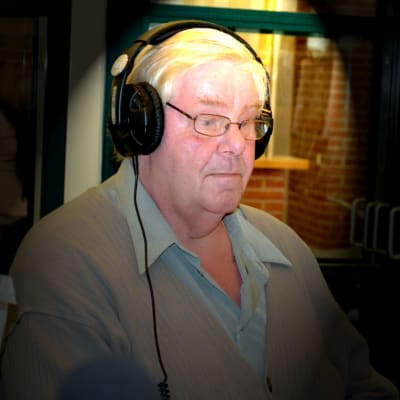 Pentti Nyholm studiossa kuulokkeet korvilla.