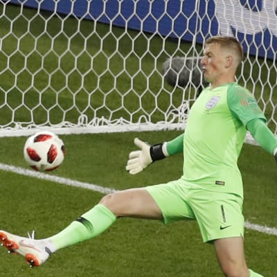 Jordan Pickford räddar straff.