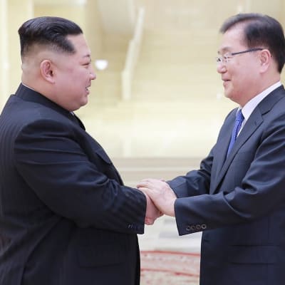 Nordkoreas ledare Kim Jong-un skakar hand med den sydkoreanske presidenten Moon Jae Ins nationella säkerhetsrådgivare Chung Eui-Yong.