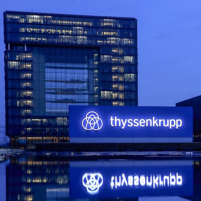 Thyssenkrupps kontor och logo i blått.