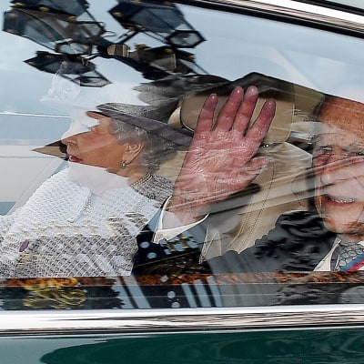 Prinssi Philip tervehtii autosta kuningatar Elisabet vieressään.