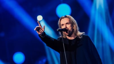 Anssi Kela laulaa.