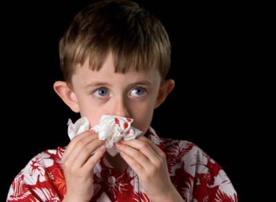 Näsblod kan vara skrämmande om man är liten. Färsök lugna barnet
