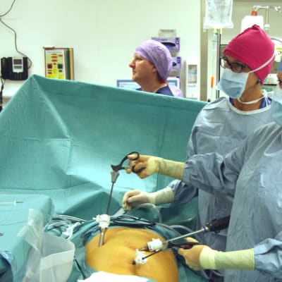 Blindtarmsoperation vid ÅUCS med kirurg Paulina Salminen, sjukskötare Eliisa Suvanto och sjukskötare Eeva Vuorio.
