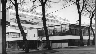 Åbo Akademis Gadoliniabyggnad, cafe´, bilden eventuellt från invigningen 1969