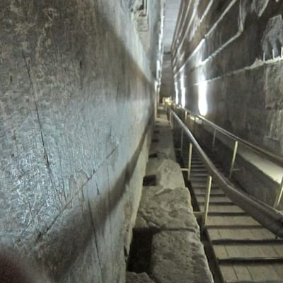 Näkymä Khafun pyramidin sisältä, ahtaasta, nousevasta kivikäytävästä.