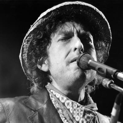Bob Dylan olkihattu päässään.
