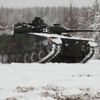 Arkistokuva CV90-rynnäkköpanssarivaunusta.