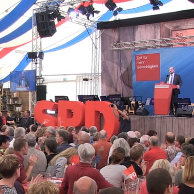 Tyska socialdemokraternas Martin Schulz talar för sina anhängare i Regensburg.
