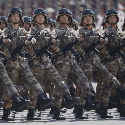 Kiinalaisjoukot paraatissa Pekingissä. 