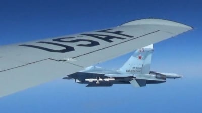 Ryskt jaktplan av modellen Su-27 fotograferat från ett amerikanska spaningsflyg.