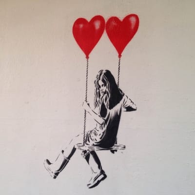 Det här verket påminner om världens mest kända gatukonstnär Banksy, som ofta använder stencilteknik. Det är färdiga schabloner som sprayas på, för att konstnären inte ska hinna upptäckas.