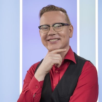 Puoli seitsemän ohjelman toimittaja Marko Pulkkinen poseeraa ohjelman kulisseissa