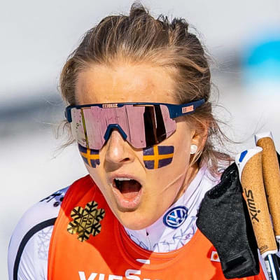 Stina Nilsson ropar ut sin glädje efter VM-guld i Seefeld.