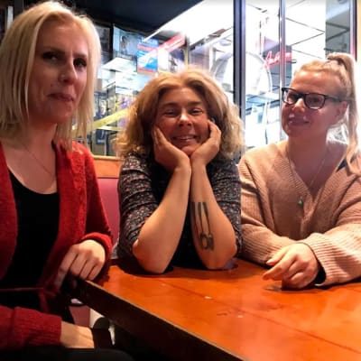 Maija Ilmoniemi,  Anikò Lehtinen ja Sofia Kilpikivi istuvat baarissa oluella.
