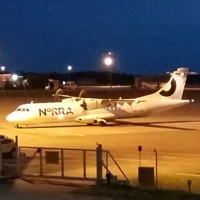 Ett Norra-flyg har landat på Åbo flygfält en sommarnatt.