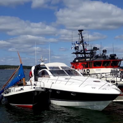 Den större motorbåten och den mindre motorseglaren som blev påkörd i olyckan på Erstan den 3 augusti 2019.