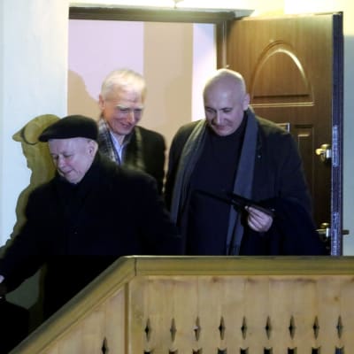 Kaczyński, Naimski ja Brudziński laskeutuvat ulkoportaita. 
