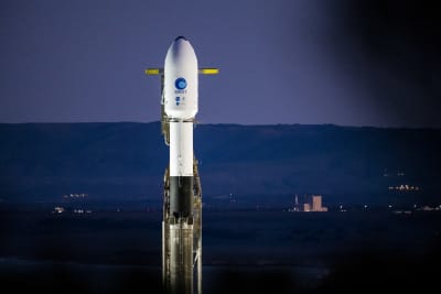 Satellit klar för uppskjutning på en rymdbas.