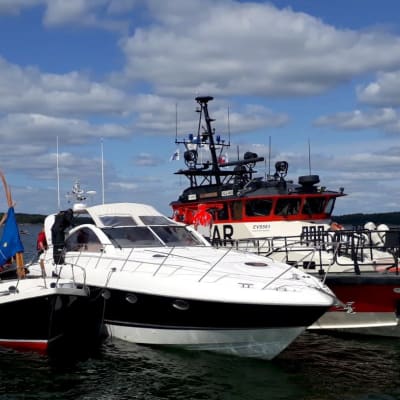 Den större motorbåten och den mindre motorseglaren som blev påkörd i olyckan på Erstan den 3 augusti 2019.