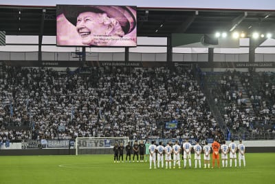 Jalkapallo-ottelu alussa pidetään hiljainen hetki kuningatar Elisabetin muistolle.