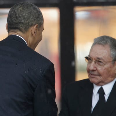 Yhdysvaltain presidentti Barack Obama (vas.) ja Kuuban presidentti Raul Castro tapasivat Nelson Mandelan muistojuhlassa.