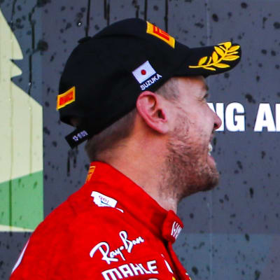 Sebastian Vettel och Lewis Hamilton har roligt på pallen.