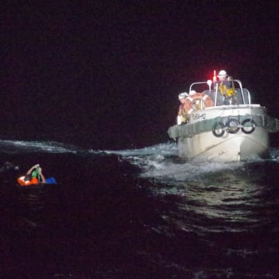 Japansk kustbevakning räddar besättningsmedlem ur havet.