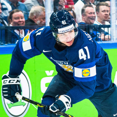 Miro Heiskanen i landslaget 2022.