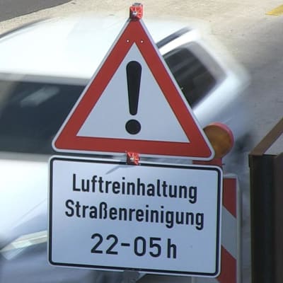 Trafikmärke med tysk text.