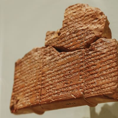 Osa Gilgameshia eli ihmiskunnan historian ensimmäisestä suuresta kaunokirjallisesta teoksesta Michael C. Carlos-museossa Yhdysvalloissa.