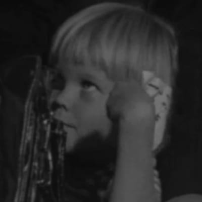 Tietoisku: Lapsi ja myymälä vuodelta 1973, kuvassa lapsi.