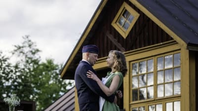 Kärleken mellan Gösta (Roland Engström) och Lilian (Alexandra Mangs) är komplicerad. Foto: Johanna Överfors