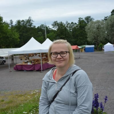 Hanna Räisänen på Fiskars torg.