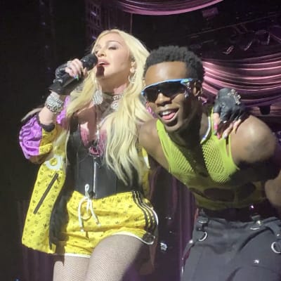 Madonna ja toinen esintyjä lavalla.