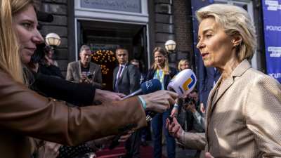 Ursula von der Leyen intervjuas av journalist utanför debattarena i Maastricht.