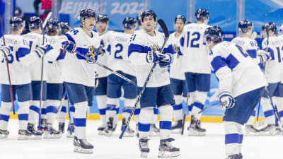 Finlands hockeyherrar firar segern mot Lettland.