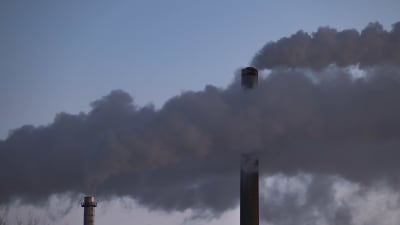 Rökmoln som bolmar ut ur ett av Fortums värmekraftverks pipor. 