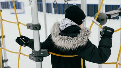 Ett barn i en klätterställning