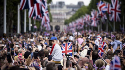 Massor av folk som samlats för att fira drottning Elizabeths födelsedag och 70 år på tronen.