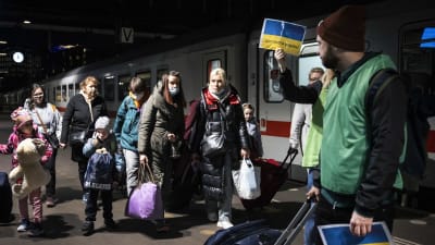 Ukrainska flyktingar på en tågstation.