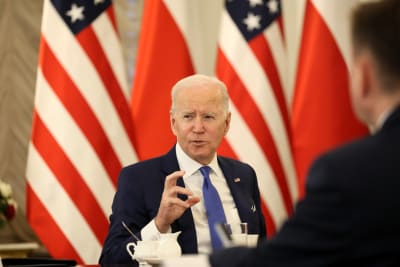Joe Biden talar framför den amerikanska och polska flaggan.