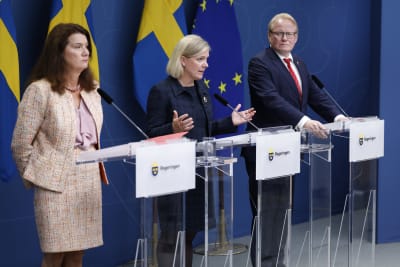 Sveriges utrikesminister Ann Linde, statsminister Magdalena Andersson och försvarsminister Peter Hultqvist på en pressträff i Rosenbad.