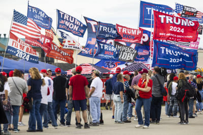 Trump-anhängare vid kampanjmöte för Mehmet Oz i Pennsylvania i november 2022.
