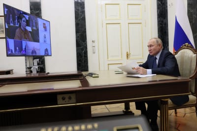Vladimir Putin sitter vid ett bord