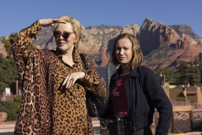På bilden ses en leopardklädd blond kvinna med solglasögon och bredvid en yngre rödhårig kvinna. 